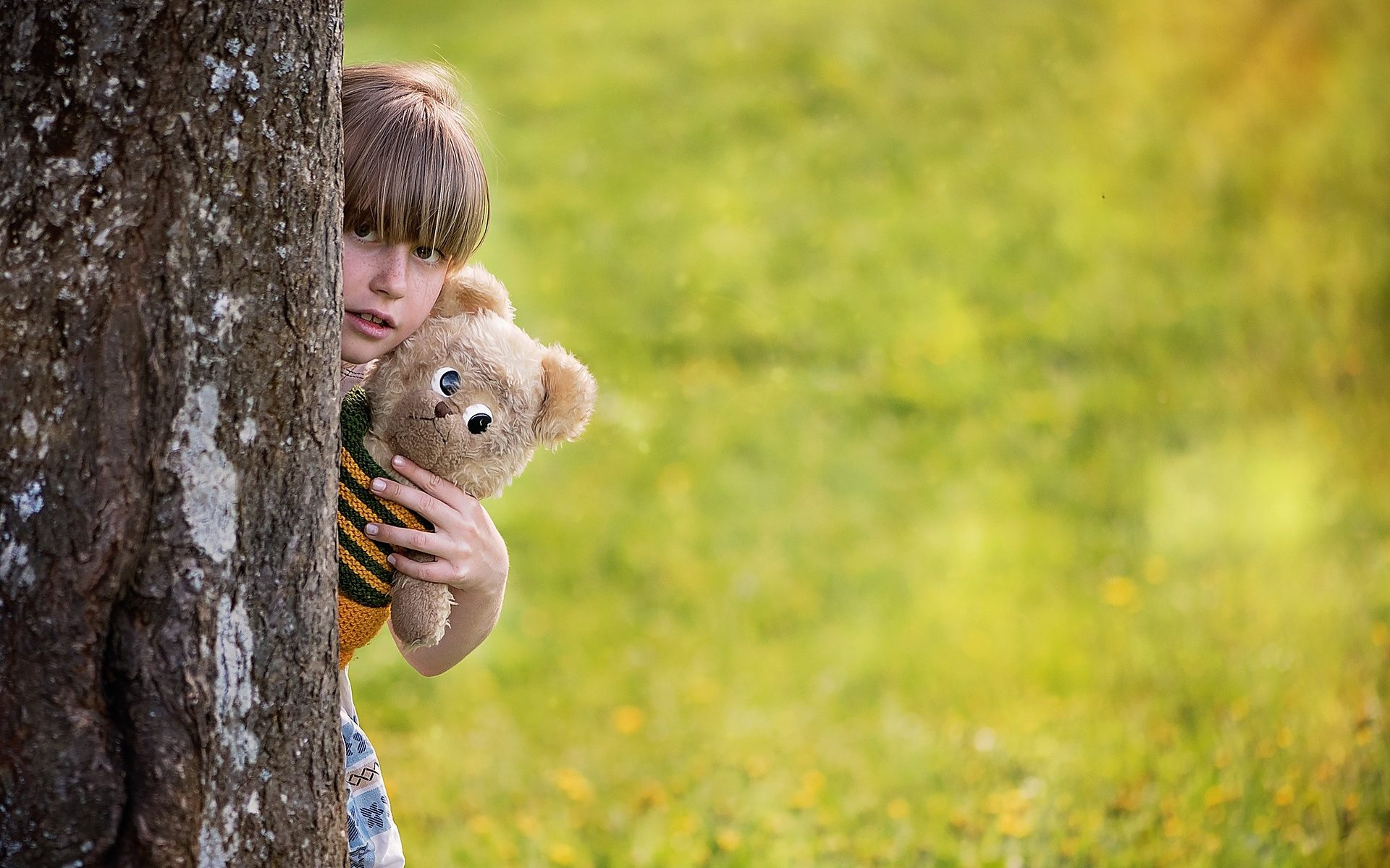 bambina con un peluche