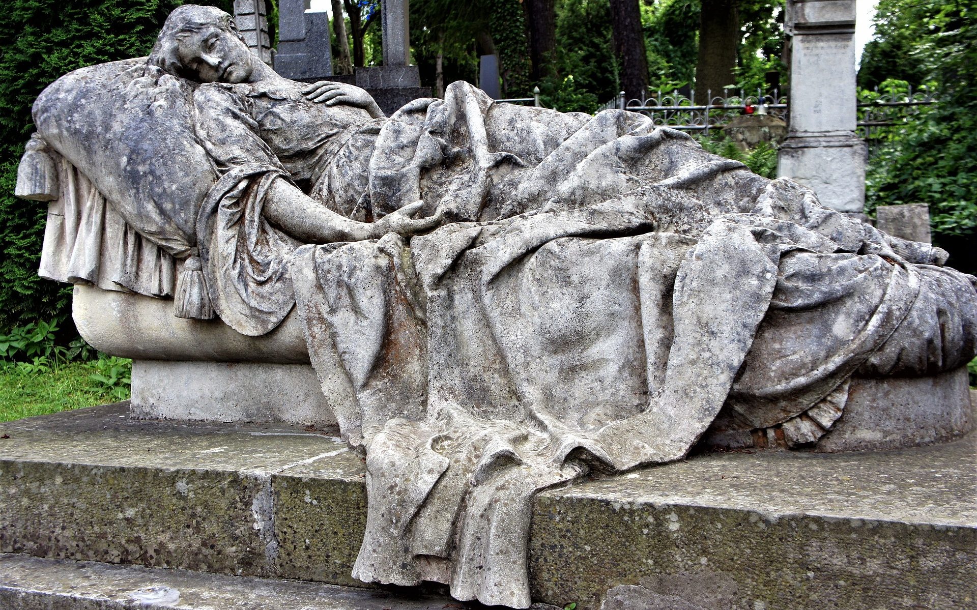 Una statua mostra una donna che giace esanime nel proprio letto