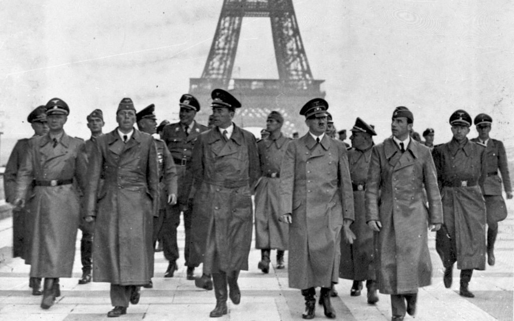 Una foto che ritrae Hitler tra gli ufficiali nazisti a giugno 1940