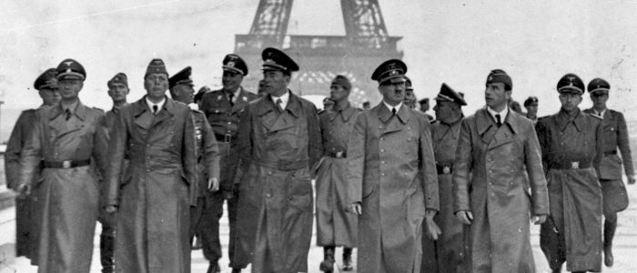 Una foto che ritrae Hitler tra gli ufficiali nazisti a giugno 1940