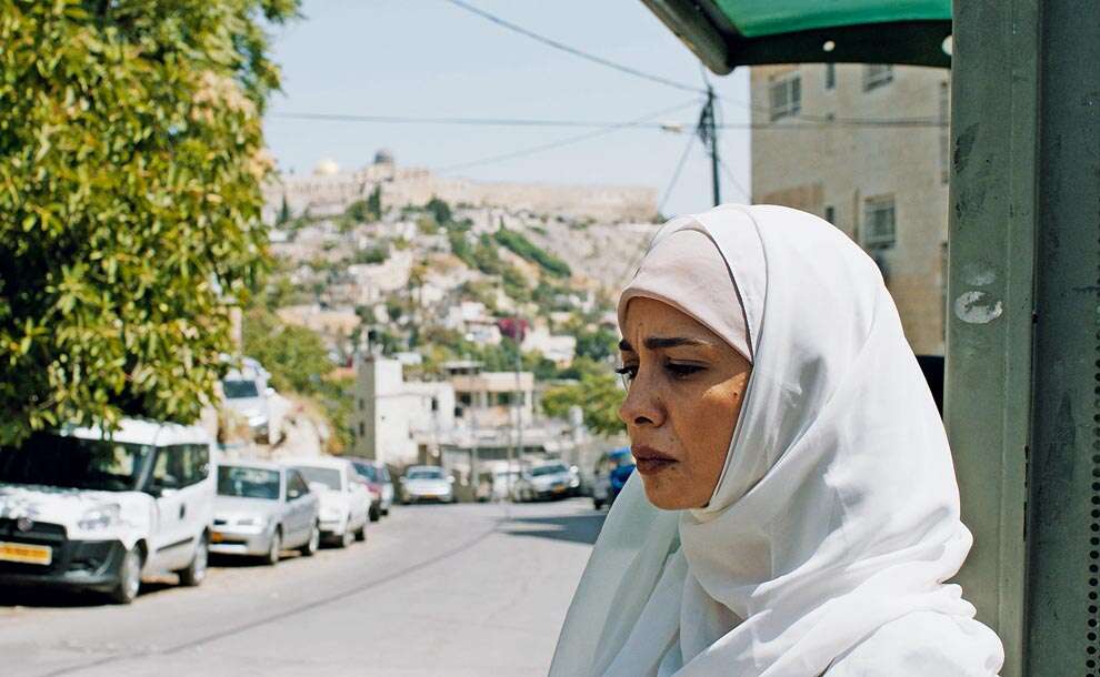 Una donna musulman appare preoccupata uscendo in strada