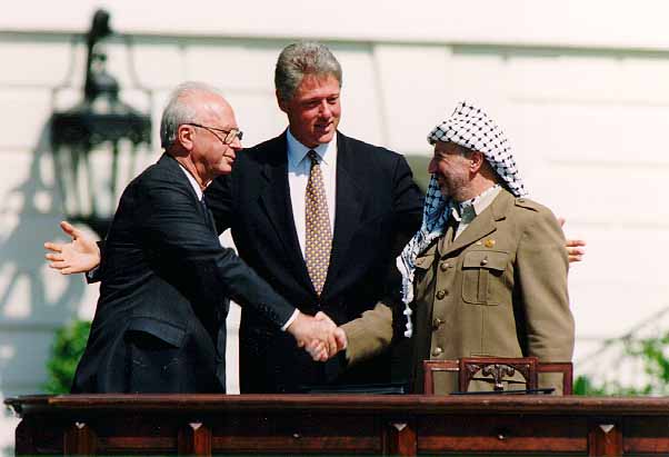 La stretta di mano tra Rabin e Arafat alla Casa Bianca nel 1993, sponsor il Presidente degli Stati Uniti Clinton